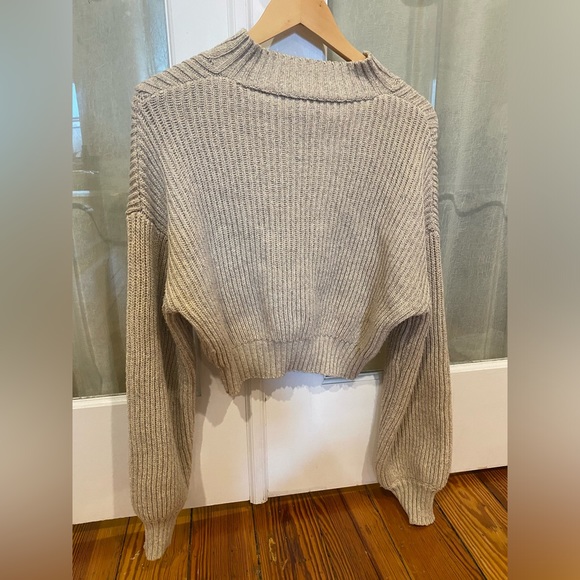 Cute cropped sweater! - Picture 2 of 3
